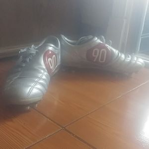 Total 90 III cleats..throwback cleats